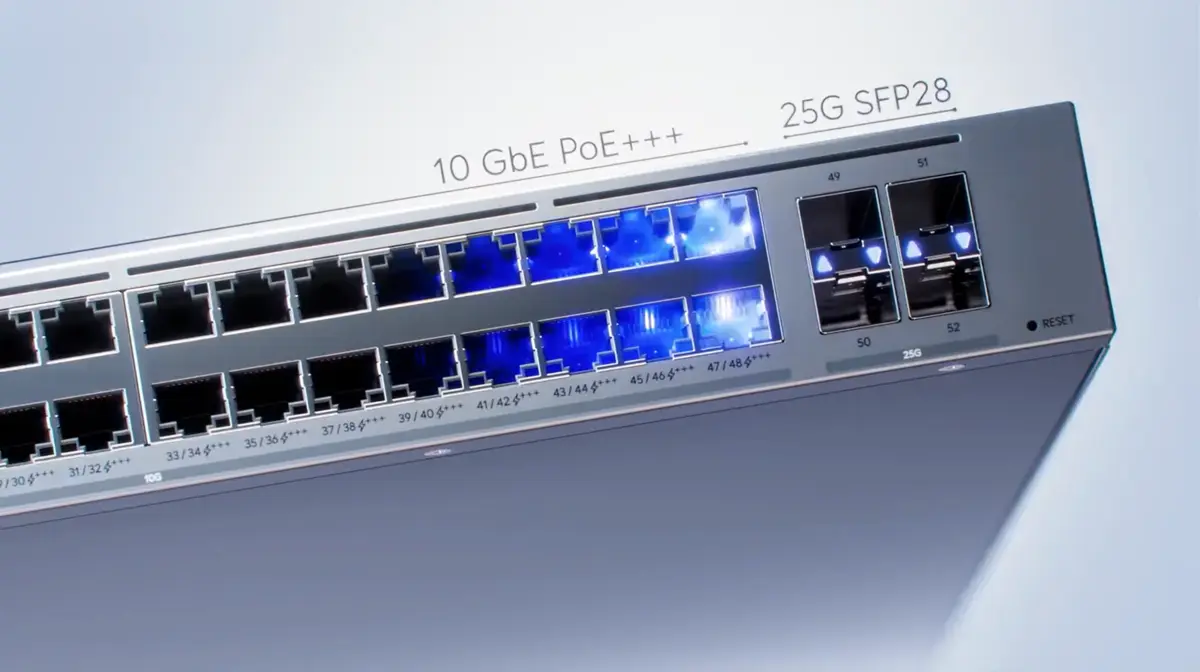 Zbliżenie na przednią część przełącznika z portami 10GbE PoE++ oraz dodatkowymi portami 25G SFP28.