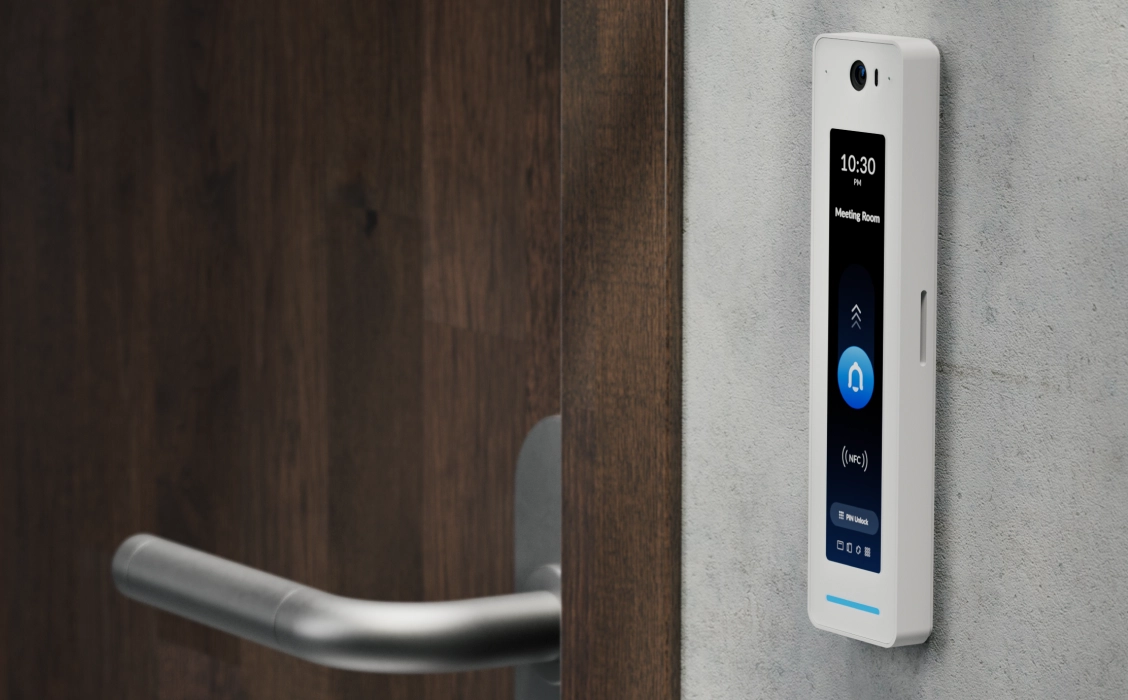 Ubiquiti UA-G3 Pro Intercom znajduje się obok drzwi, umożliwiając odblokowanie za pomocą NFC