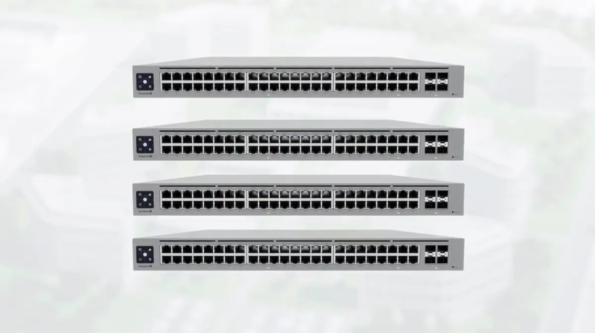 Cztery przełączniki z 24 portami 10GbE PoE++ umieszczone jeden na drugim w szafie rackowej