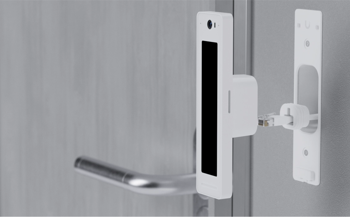 Ubiquiti UA-G3 Pro Intercom jest instalowany na ścianie, z widocznym kablem sieciowym do podłączenia