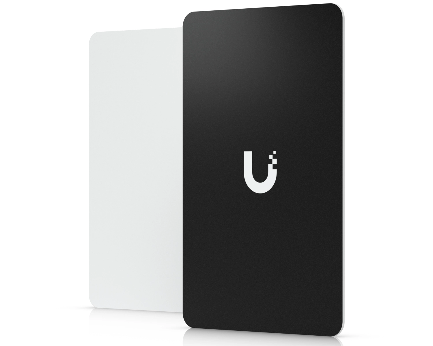 Ubiquiti UA-Card w wersji czarnej z białym logo stoi przed białą kartą identyfikacyjną w tym samym formacie