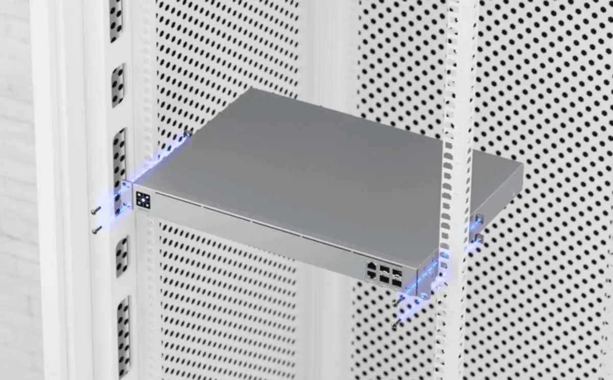 Router Ubiquiti UXG Enterprise z różnymi portami SFP+ i RJ45, przeznaczony do zarządzania w sieci