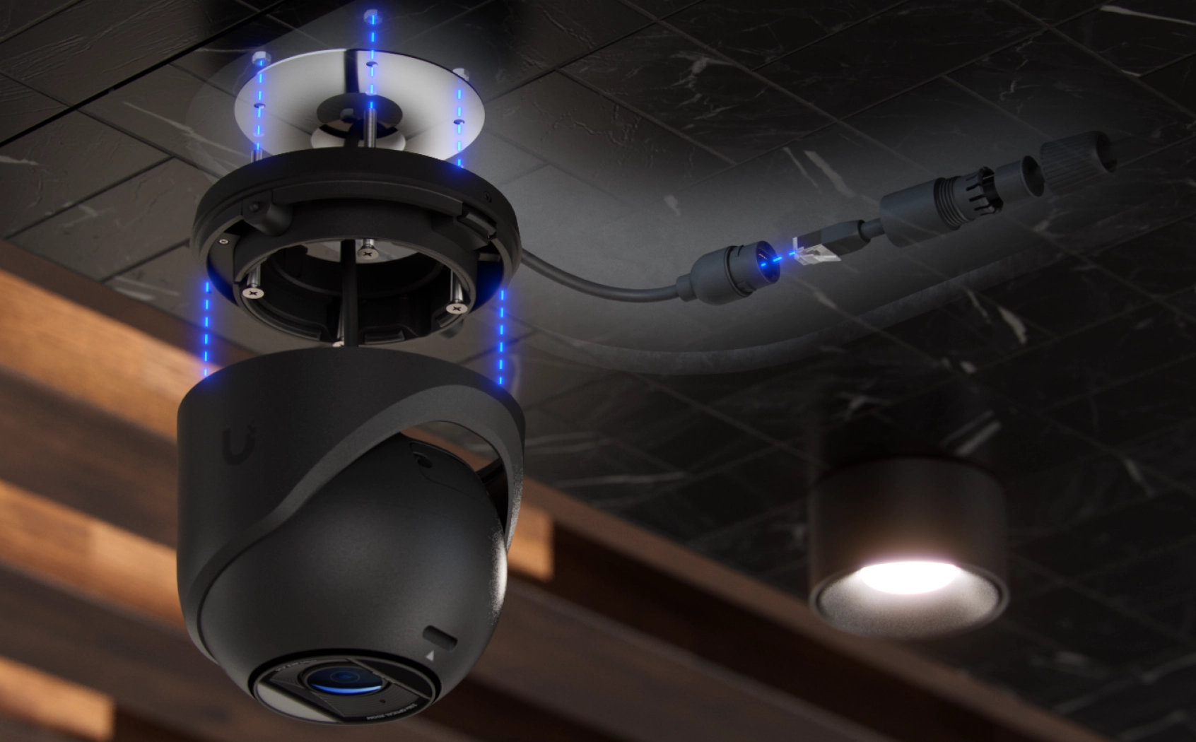 Ubiquiti UVC G6 Pro Turret zamontowana na suficie, z aktywną diodą LED i regulowanym obiektywem