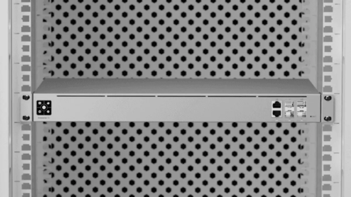 Ubiquiti UXG Enterprise zamontowany w szafie rackowej, pokazujący wygląd urządzenia