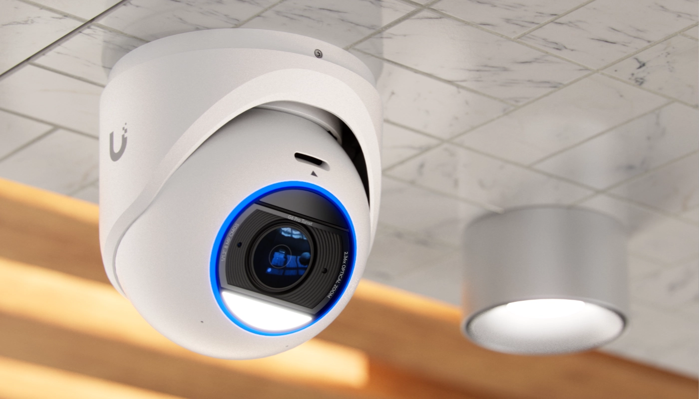 Ubiquiti UVC G6 Pro Turret zamontowana na suficie, z aktywną diodą LED i regulowanym obiektywem