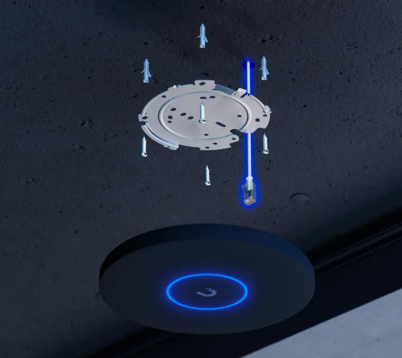 Montaż sufitowy Ubiquiti U7 Pro XG, okrągła płytka z otworami, śruby, kołki i podłączony kabel RJ45 z niebieskim światłem