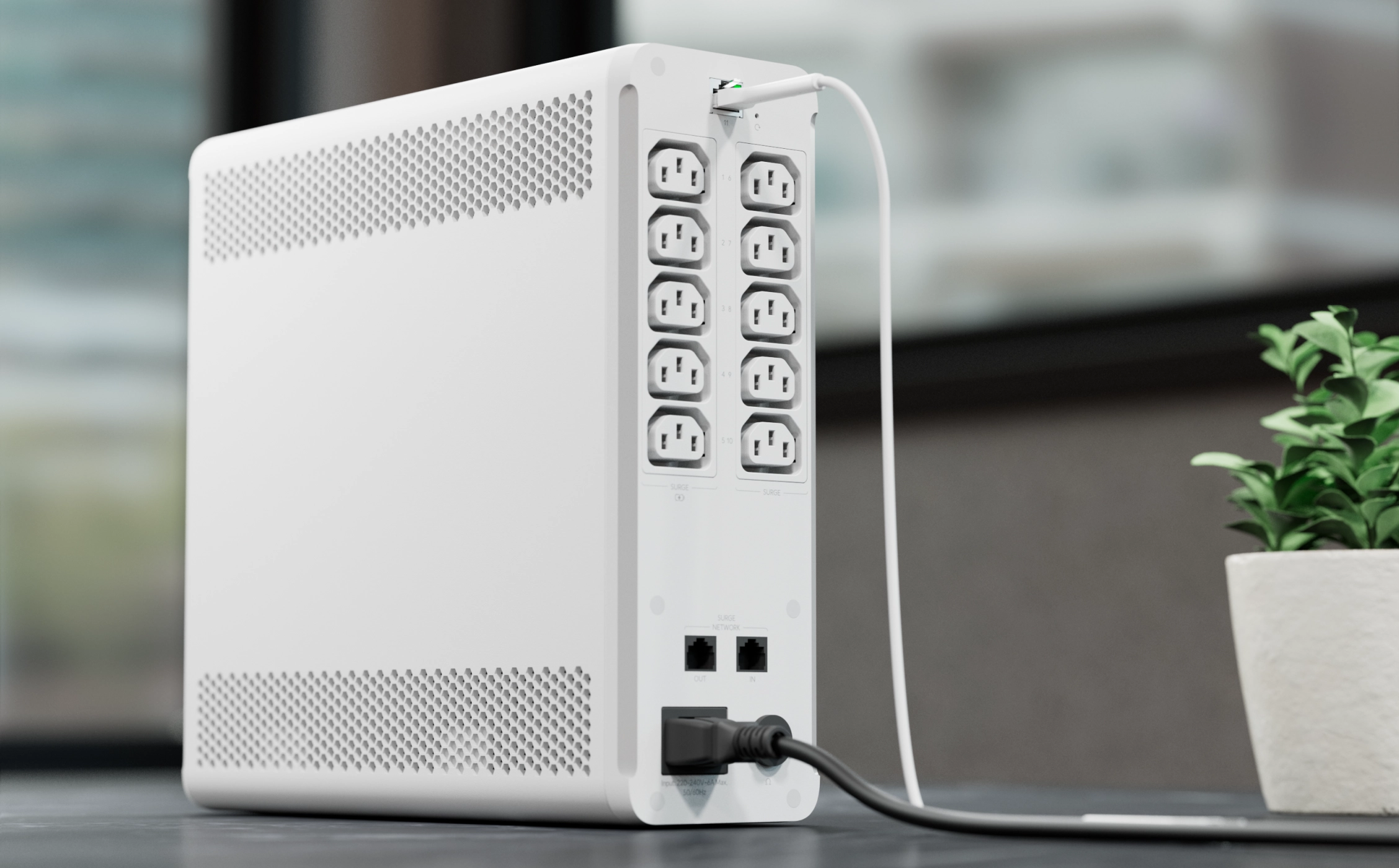 Zbliżenie na tył Ubiquiti UPS Tower, pokazujące gniazda zasilania i kabel sieciowy